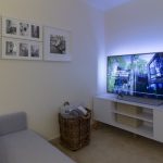 Minimalistyczny styl i kosmiczna poświata Jak urządzić pokój telewizyjny?