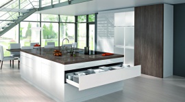 Fronty kuchenne z szerokiej perspektywy Dom, LIFESTYLE - A gdyby tak w jednej szufladzie móc zmieścić wszystko? Musiałaby być bardzo szeroka. Tylko czy wytrzyma duże obciążenia, podtrzymywana jedynie na bocznych prowadnicach? Przekonajmy się, na ile może sobie pozwolić architekt projektując szerokie fronty kuchenne.