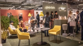 Design w wersji casual: Profim na Warsaw Home Expo Dom, LIFESTYLE - Podczas minionej edycji Warsaw Home Expo, Profim zaprezentował się w zupełnie nowej, casualowej odsłonie - Home Edition. Odwiedzający stoisko mieli okazję zobaczyć m.in. nową kolekcję Chic Lounge, zaprojektowaną z myślą o przestrzeniach domowych.