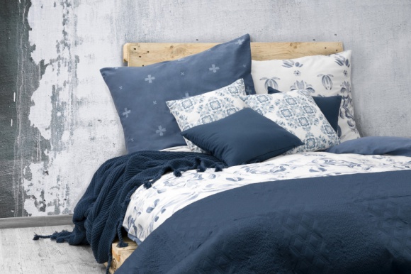 Jesienne wieczory pełne ciepła Dom, LIFESTYLE - Gdy pogoda przestaje nas rozpieszczać, warto szczególnie zadbać o małe, codzienne przyjemności. Proste rozwiązania często bywają najlepsze – wystarczy więc ciepły pled, wygodna poduszka, ulubiona herbata w kubku i porywająca książka, by zapomnieć o jesiennych szarugach.