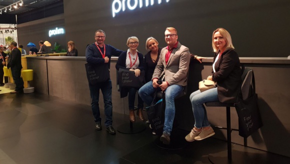 W poszukiwaniu biurowych trendów: Orgatec okiem Everspace Dom, LIFESTYLE - Nie jest tajemnicą, że wnętrza, w których przebywamy, mają istotny wpływ na nasze samopoczucie, efektywność oraz wydajność. Z tą świadomością powstają innowacyjne koncepcje miejsc pracy, które mają motywować, sprzyjać kreatywności i współpracy.