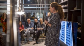 Rozmowy o sztuce w Studio Forma 96 Dom, LIFESTYLE - Wnętrze bez sztuki, nawet doskonale zaprojektowane, nie ma charakteru, pozostając niepełnym i anonimowym. Obrazy, które mamy w domu mówią do nas i o nas, a możliwość wyboru spośród tysięcy oryginalnych dzieł pozwala wreszcie dojść do głosu indywidualności.