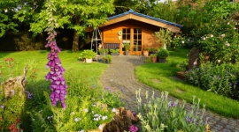 Jak przygotować drewniany domek letniskowy na sezon jesienno-zimowy? Dom, LIFESTYLE - Czy wasz drewniany domek letniskowy jest gotowy na kolejny sezon jesienno-zimowy? Jeśli przeprowadziliście już gruntowne porządki w całym domku, zadbaliście o zabezpieczenie wnętrza, ochronę mebli, szaf, szafek, przedmiotów przed wilgocią i pojawieniem się grzybów oraz szkodników