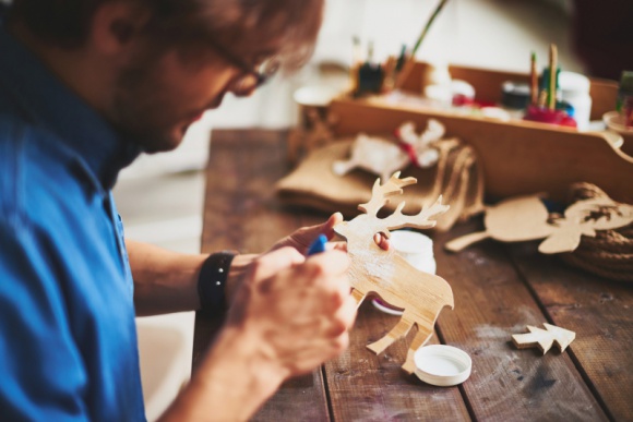 Świąteczne DIY, jak zadbać o drewniane dekoracje Dom, LIFESTYLE - Szukasz pomysłu na świąteczne dekoracje na Święta Bożego Narodzenia? Jeśli lubisz wzornictwo inspirowane lokalnym rzemiosłem, naturalne materiały, postaw na drewniane dekoracje, które stworzą przytulne i nastrojowe wnętrze.