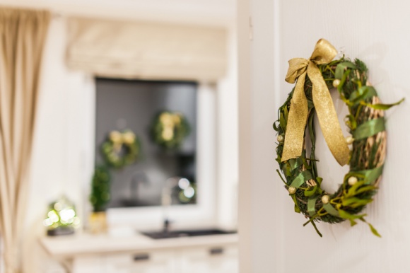 Złoto i zieleń – zgrany duet w świątecznej aranżacji wnętrz Dom, LIFESTYLE - Okres Bożego Narodzenia to chyba jedyny czas w roku, kiedy tak dużą wagę przywiązujemy do wystroju wnętrz. I słusznie! Świąteczne dekoracje, w postaci ozdób choinkowych, stroików, świec i lampionów, pozwalają nam poczuć wyjątkowy klimat na długo przed Świętami.