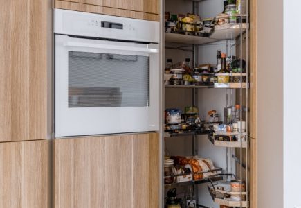 Jak zorganizować wygodną strefę przechowywania zapasów w kuchni?