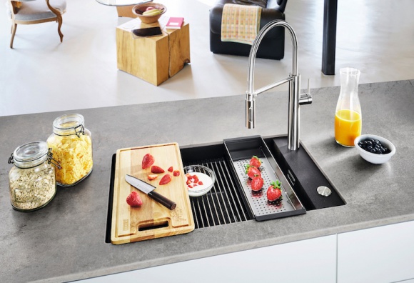 FRANKE SUPERMETALLIC – KUCHNIA ZGODNA Z TRENDAMI Dom, LIFESTYLE - Wnętrzarskie trendy śmiało wkraczają do kuchni. Meble kuchenne przypominają rozwiązania znane dotychczas z salonu. Dziś każdy element kuchni jest starannie zaprojektowany, dotyczy to również strefy zmywania.