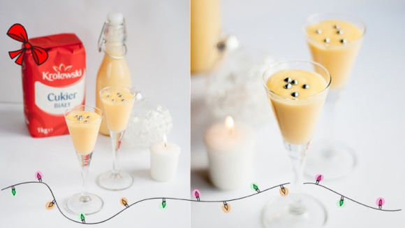 Domowy likier last minute. Świąteczny ratunek dla zabieganych Dom, LIFESTYLE - Zanim zaświeci pierwsza gwiazdka, chcemy aby wszystko zostało dopięte na ostatni guzik. W praktyce zdarza się jednak, że brakuje nam czasu. Warto mieć wtedy w zanadrzu wyjątkowo łatwy i szybki przepis, który z pewnością zrobi wrażenie na domownikach oraz przybyłych gościach