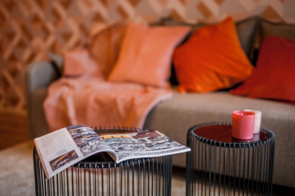 Living Coral – jak kolor roku 2019 prezentuje się we wnętrzach Dom, LIFESTYLE - Najmodniejszy kolor roku 2019 został wybrany. Możemy być pewni, że najbliższy okres upłynie pod znakiem oranżowo-czerwonego odcienia rafy koralowej. Jednak nas najbardziej interesuje to, jak Living Coral sprawdzi się we wnętrzach.