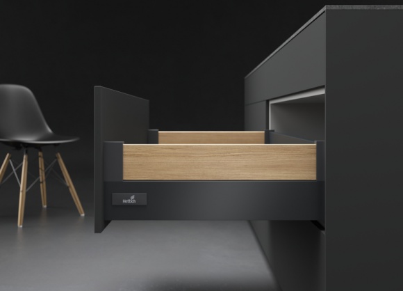 Zachwyt od pierwszego … otwarcia Dom, LIFESTYLE - Ustandaryzowane, identycznie wyglądające szuflady z dwoma prostymi bokami obecnie to już przeszłość. Dostępne warianty wzornicze pozwalają nie tylko dopasować design szuflady do estetyki całego mebla, ale wręcz wyczarować prawdziwe „perełki wzornicze”.