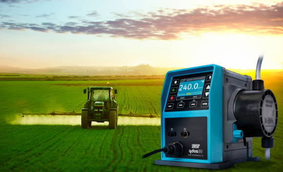 Pompa dozująca Qdos zasilana napięciem 12-24V umożliwia zastosowania mobilne Rolnictwo, BIZNES - • Korzystne rozwiązanie na potrzeby operacji pompowania w rolnictwie i przy użyciu autopomp • Pompy Qdos oferują nowe poziomy precyzji dozowania substancji chemicznych w tych branżach • Pompa może być zasilana za pomocą ogniw słonecznych nawet w bardzo odległych lokalizacjach
