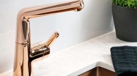 Subtelna wersja złota, czyli rosegold we wnętrzach Dom, LIFESTYLE - Rosegold to odcień zdecydowanie delikatniejszy niż czyste złoto, dzięki czemu wnętrze zyskuje na przytulności. Dziś w tym kolorze spotkać można nawet baterie kuchenne i łazienkowe.