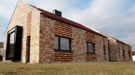 Budujesz dom? Poznaj trendy dekarskie na 2019 rok! Dom, LIFESTYLE - Choć to, co modne zwykle jest najbardziej pożądane, nie można zapominać o funkcjonalności i bezpieczeństwie rozwiązań przeznaczonych do zastosowania na dachu. Można jednak połączyć jedno i drugie wybierając produkty modne i solidne jednocześnie.