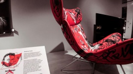 Mateusz Suda dla BoConcept Dom, LIFESTYLE - Wyszukana forma i wysublimowane przeszycia inspirowane piłeczką tenisową. Dobry, duński design, jakość i funkcjonalność. Swój 10. jubileusz obchodzi właśnie fotel Imola - BoConcept Design Icon.