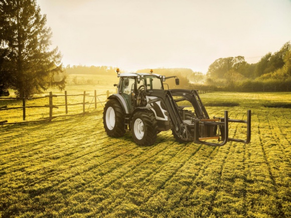 Continental rusza w trasę z Valtra SmartTour Rolnictwo, BIZNES - Continental został oficjalnym partnerem Valtra SmartTour – cyklu pokazów maszyn rolniczych Valtra. W ramach współpracy wszystkie prezentowane ciągniki rolnicze zostaną wyposażone w opony TractorMaster.
