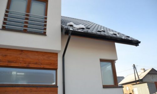 Co zrobić, gdy w rynnach zamarzła woda?