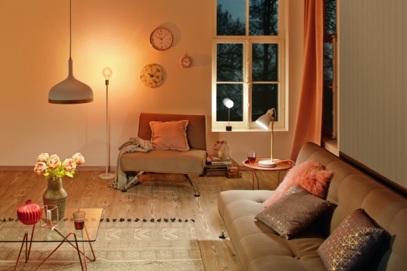 Ciepłe światło. Lek na zimową chandrę Dom, LIFESTYLE - Jest chłodno, szaro i ponuro – jak sobie z tym poradzić, zanim nastanie wiosna? Cuda potrafi czynić odpowiednie oświetlenie. Nowoczesna, ładna lampa nie tylko cieszy oczy, ale też ociepla wnętrze i nasze myśli – szczególnie, gdy okaże się, że pozwoliła odchudzić rachunki za prąd.