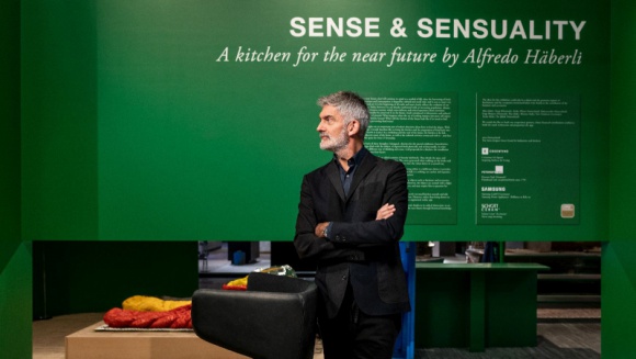 Znani projektanci dla Cosentino Dom, LIFESTYLE - Hiszpański producent nowoczesnych powierzchni kwarcowych nie przestaje zaskakiwać. Nie ucichły jeszcze echa minimalistycznej wizji kuchni autorstwa Alfredo Häberli’ego, przedstawionej na tegorocznych Targach IMM, a Cosentino już zapowiada współpracę z Benjaminem Hubertem.