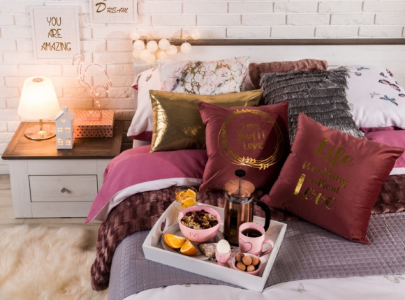 Śniadanie walentynkowe Dom, LIFESTYLE - Wszyscy zakochani czekają na Walentynki i prześcigają się w pomysłach, jak sprawić przyjemność swojej drugiej połówce. Jeżeli brakuje Ci inspiracji na tegoroczny prezent walentynkowy albo chcesz wykazać się pomysłowością, mamy dla Ciebie idealne rozwiązanie!