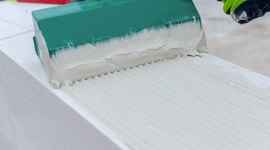 Murowanie na cienką spoinę – dlaczego warto i jak uniknąć błędów? Dom, LIFESTYLE - Do niedawna ściany murowe zazwyczaj były wznoszone na zaprawę cementowo-wapienną nakładaną grubą warstwą. Takie spoiny stanowią jednak źródło mostków termicznych, które obniżają termoizolacyjność przegród zewnętrznych. Rozwiązaniem tego problemu okazała się zaprawa klejowa.