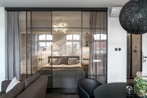 Drzwi Raumplus S1200 na gdańskiej Wyspie Spichrzów Dom, LIFESTYLE - Drzwi przesuwne Raumplus najpełniej udowadniają swoje możliwości tam, gdzie pojawiają się ograniczenia przestrzeni. Stało się tak w klimatycznym mieszkaniu ulokowanym na gdańskiej Wyspie Spichrzów.