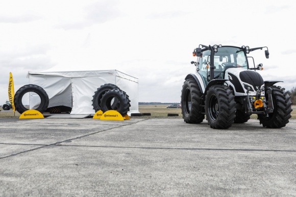 Wiosenny przegląd opon rolniczych Continental Rolnictwo, BIZNES - Wiosna zbliża się wielkimi krokami, co oznacza, że w gospodarstwach rolnych trwają przygotowania do nowego sezonu. To ostatni moment na przegląd stanu technicznego maszyn i ogumienia.