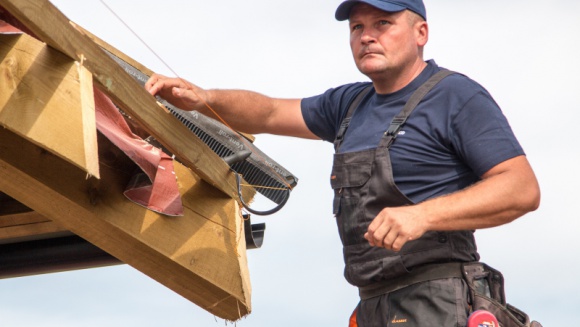 Z wizytą u… dekarza Dom, LIFESTYLE - Kiedy przysłowiowy „Kowalski” przychodzi do dekarza, nie zawsze wie, jak z nim rozmawiać. Pytając o istotne kwestie, często dezorientuje się, gdy słyszy obce mu, specjalistyczne terminy.