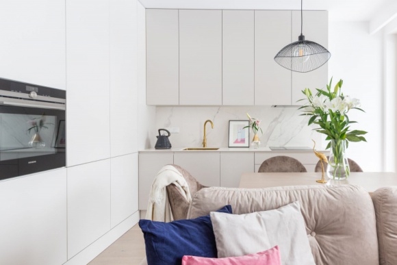 Kuchnia w stylu VIP Dom, LIFESTYLE - Gotowanie, spożywanie posiłków i ich celebracja… Kuchnia w wielu domach stanowi centrum życia rodzinnego. Decoroom podpowiada nam - jak krok po kroku - powstaje kuchnia w stylu VIP.