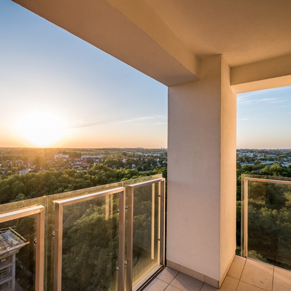 Wyczekiwana premiera. Nowość na Dębcu Dom, LIFESTYLE - 13 pięter, 137 mieszkań o zróżnicowanych metrażach, panoramiczny widok na Poznań i ogródki większe niż połowa boiska do koszykówki. To tylko niektóre cechy budynku, który będzie ostatnim etapem osiedla Red Park.