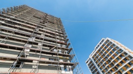 Budowa Red Parku na finiszu. Ale to nie koniec Dom, LIFESTYLE - Z 13. pięta rozlega się panoramiczny widok na Poznań, a w dole rozkwita wiosna. Trzeba jeszcze dokończyć tynkowanie i dopiąć wszystko na ostatni guzik. Ekipa budowlana Red Parku zbliża się do mety. Mieszkańcy odbiorą klucze latem.