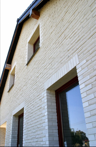 Jak wznosić ściany trójwarstwowe? Dom, LIFESTYLE - Ściana trójwarstwowa, inaczej zwana szczelinową, to masywna konstrukcja, która nie tylko jest trwała, zapewnia dobrą ochronę przed zimnem, hałasem i pożarem, ale też pozwala na atrakcyjne wykończenie elewacji.