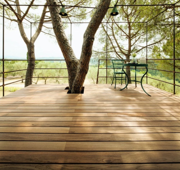 Naturalne drewno na tarasie? Gatunki, które sprawdzą się najlepiej Dom, LIFESTYLE - Drewno na tarasie i w ogrodzie doskonale wpisuje się w naturalne otoczenie. Znakomicie komponuje się z roślinami doniczkowymi. Jest również przyjemnym uzupełnieniem powierzchni okalającej baseny. Ma piękny zapach, kolor i miło się po nim stąpa.