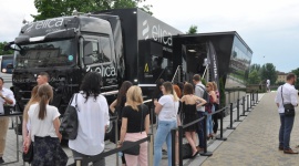 Elica RoadShow pod Wawelem! Dom, LIFESTYLE - Mobilna ekspozycja włoskiej marki Elica niedawno zaparkowała w Krakowie, tuż przy Bulwarach Wiślanych. W pobliżu historycznego Wawelu, truck zaprezentował najnowsze osiągnięcia techniczne w dziedzinie wyposażenia wnętrz.