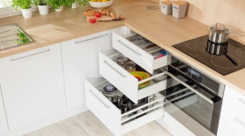 Urządzasz kuchnię? Dobierz odpowiednie systemy do stref Dom, LIFESTYLE - Tajemnica idealnej kuchni kryje się w prawidłowym zaprojektowaniu wszystkich stref roboczych. Trzeba znaleźć przy tym odpowiednie rozwiązania, które zapewnią komfort użytkowania. Dobór odpowiednich systemów do poszczególnych stref to kluczowy moment. Podpowiadamy, jak to zrobić.