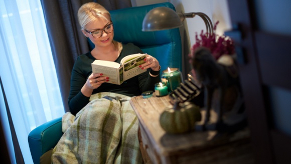 Urządzamy kącik dla bibliofila Dom, LIFESTYLE - Najczęściej zaczyna się niewinnie: kolekcjonujemy ulubione książki, aby w każdej chwili móc do nich wrócić. Następnie zaczynamy zbierać te, które chcemy przeczytać, później dostajemy kolejne w prezencie.