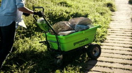 Jakie maszyny wyręczą nas w ogrodzie? Dom, LIFESTYLE - Co wyręczy nas w pracy wokół domu? Kosiarka do trawy zamiast kosy, pilarka zastępująca piłę ręczną „moja-twoja” czy elektryczna łuparka do drewna. Dzięki nim większość prac w domu i ogrodzie możemy wykonać szybciej, bez wysiłku i bezpieczniej.