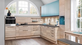 Efektowne połączenia z drewnem Dom, LIFESTYLE - Zabudowa meblowa z dominacją dekorów drewna nabierze bardziej wyrazistego charakteru, jeżeli zostanie ożywiona kolorem. Dwukolorowe aranżacje kuchenne to efektowny trik, który nie tylko dynamizuje przestrzeń, ale podnosi walory wizualne wnętrza.