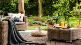 Czym się kierować przy wyborze produktów do ochrony i pielęgnacji tarasu? Dom, LIFESTYLE - W marketach budowlanych dostępnych jest wiele produktów ochronno-dekoracyjnych do drewna. Zanim zdecydujemy się jednak na zakup oleju, lazury lub lakierobejcy, konieczne będzie określenie rodzaju drewna, z którego wykonany jest dany element oraz preferowanego efektu wykończenia.