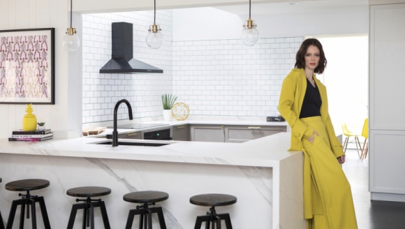 Jak mieszka topmodelka Coco Rocha? Dom, LIFESTYLE - Dom modelki jest przede wszystkim miejscem wypoczynku jej rodziny, jednak pełni także funkcję przestrzeni, w której wspólnie z mężem Jamesem organizują Model Camp.