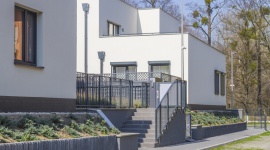 Mieszkanie w stylu minimalistycznym. Jakie są nadrzędne zasady aranżacji? Dom, LIFESTYLE - Minimalizm od dobrych kilku lat jest widoczny w wielu sferach życia – od trendu „no waste”, przez modę, design, architekturę, po urządzanie swojej najbliższej przestrzeni życiowej. Dlaczego jest tak popularny?