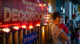 Dzień Dziecka na cyrkowej widowni z Decoroom Dom, LIFESTYLE - Cyrkowa trupa z prawdziwego zdarzenia, ku uciesze najmłodszych, zawitała w minioną niedzielę do Showroomu Decoroom przy ulicy Nowogrodzkiej 62B! Tegoroczna, 4. edycja Dnia Dziecka w Decoroom, odbyła się 2 czerwca.