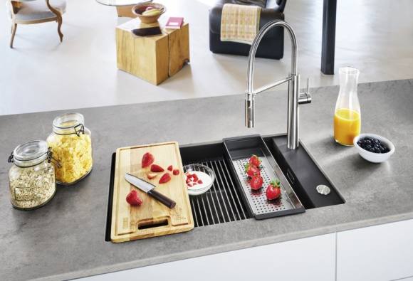 Innowacyjna strefa zmywania z Franke Dom, LIFESTYLE - W naszych domach pojawia się coraz więcej wielofunkcyjnych mebli i urządzeń. Dzięki sprytnym rozwiązaniom mieszkamy coraz wygodniej. Ten trend szczególnie widoczny jest w kuchni, do której Franke proponuje zlewozmywaki wielozadaniowe.
