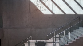 Nowa jakość polskich biurowców – na co stawia inwestor? Dom, LIFESTYLE - Ze względu na położenie w środkowej części Europy i zasoby w postaci wykształconej kadry, w Polsce decyduje się inwestować coraz więcej zagranicznych firm. Jest to przyczyną pojawiania się w krajobrazie dużych polskich miast biurowców.