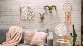 Swobodny, nonszalancki, naturalny: styl boho we wnętrzach. Dom, LIFESTYLE - Bogate wnętrza pełne miękkich materiałów, mebli z egzotycznego drewna i orientalnych, połyskujących wzorów, kolorowe pomieszczenia z równie barwnymi dodatkami oraz wzorzystymi makatkami – to wszystko doskonale wpisuje się w styl boho.