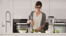 Przyjemne ochłodzenie w kuchni. Kilka sposobów na upalne dni Dom, LIFESTYLE - W gorące dni stronimy od przebywania w kuchni. Rzeczywiście podczas gotowania, czy pieczenia urządzenia wydzielają dużo ciepła. Istnieje jednak szereg możliwości, by przygotować posiłki i napoje idealne na tropikalne klimaty, jakie zagościły nad Wisłą.