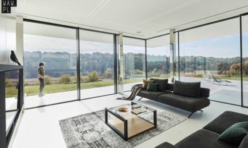 Niebanalne wnętrze domu ukrytego na polu