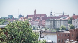 Widok na cztery strony Wrocławia. Luksus jest w modzie Dom, LIFESTYLE - Przestrzeń, kilka sypialni i łazienek, garderoby, a także tarasy na dole i na górze, z których rozlegają się cudowne widoki na Odrę i centrum Wrocławia.