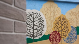 VIALO, CZYLI OSTOJA SZCZĘŚCIA Z MURALEM W TLE Dom, LIFESTYLE - Duńska moda na życiową równowagę, nazywana hygge, nie jest tylko chwilową modą – ten sprawdzony przepis na szczęście deweloper TPS Reapolis wykorzystał w inwestycji Vialo. Za artystyczną klamrę, spajającą wszystkie elementy osiedla, posłużył mural autorstwa Ideamo.