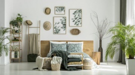 Wakacyjne pamiątki na ścianie: jak je wyeksponować? Dom, LIFESTYLE - Pamiątki z podróży nie tylko przywołują na myśl miłe wspomnienia, ale też zdobią wnętrza naszych mieszkań. Zawieszone na ścianie, suficie lub ustawione na półce cieszą oko, nie zagracając przestrzeni. Podpowiadamy, jak efektownie je zaprezentować i zamocować.