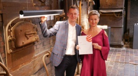 Nowodvorski Lighting z prestiżową nagrodą Red Dot przyznaną lampie „Q” LED Dom, LIFESTYLE - 8 lipca w Red Dot Design Museum w Essen odbyła się Noc Projektantów, będąca zwieńczeniem uroczystej gali przyznania nagród Red Dot Design Award, uznawanych za jedno z najbardziej cenionych wyróżnień w dziedzinie wzornictwa przemysłowego i określanych mianem „Oscarów Designu”.